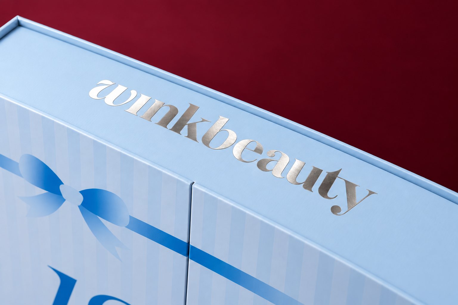 Srebrne logo wink beauty na błękitnym wieczku